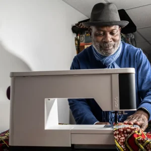 Roberto Rashid using a sowing machine
